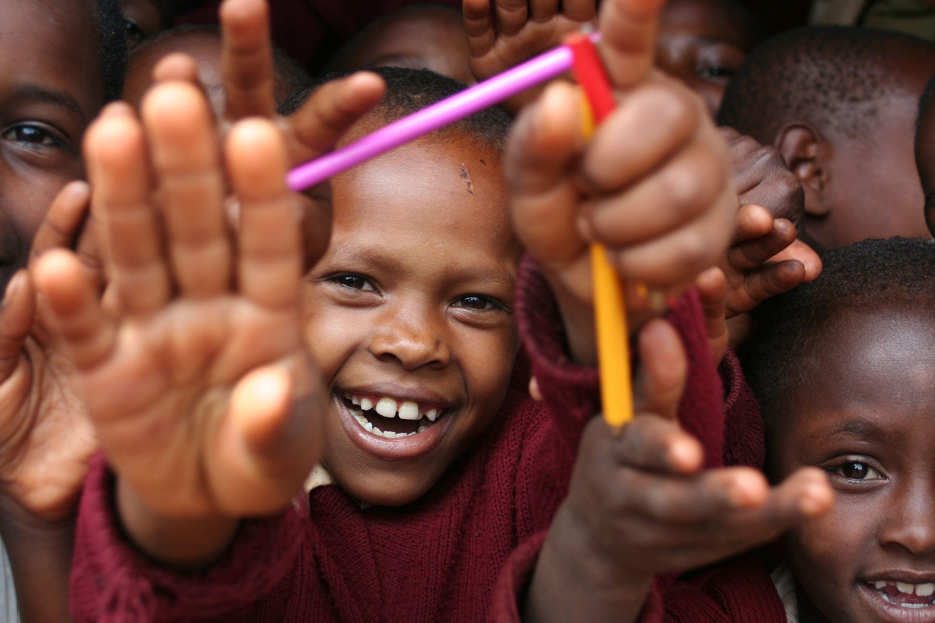 smiling kids 3988657 1920